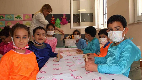 Elazığ'da minik öğrenciler ahşap boyama etkinliğinde