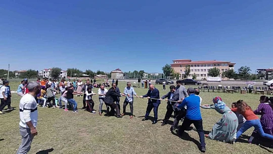 Elazığ'da müftü ve belediye başkanı öğrencilerle birlikte halat çekme yarışı yaptı