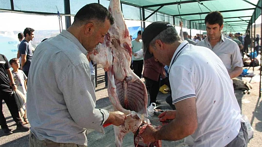 Elazığ'da namazdan çıkan vatandaşlar kurbanlarını kesti