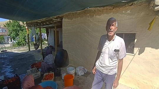 Elazığ'da odun ateşinde salça mesaisi başladı