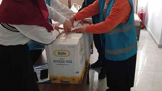 Elazığ'da öğrenciler hazırladıkları erzak kolilerini dağıttı