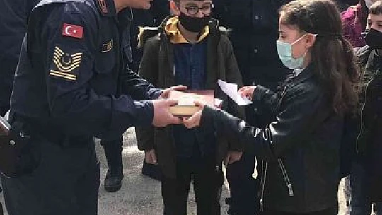 Elazığ'da öğrenciler, jandarma ekiplerine Türk bayrağı ve Kuran'ı Kerim hediye etti