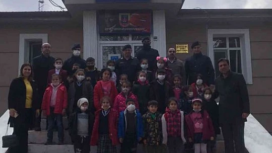 Elazığ'da öğrenciler, jandarma ekiplerine Türk bayrağı ve Kuran'ı Kerim hediye etti