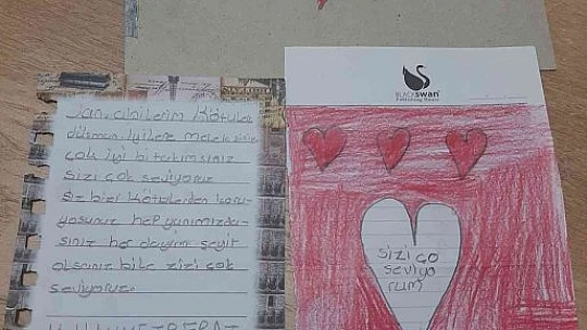 Elazığ'da öğrenciler, jandarma ekiplerine Türk bayrağı ve Kuran'ı Kerim hediye etti