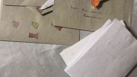 Elazığ'da öğrenciler, jandarma ekiplerine Türk bayrağı ve Kuran'ı Kerim hediye etti