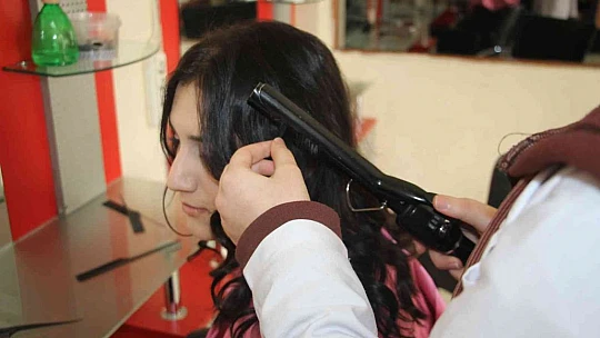 Elazığ'da öğrenciler okuyup meslek öğrenerek okul harçlıklarını çıkarıyor