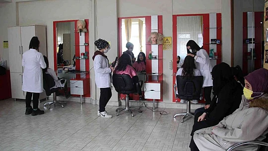 Elazığ'da öğrenciler okuyup meslek öğrenerek okul harçlıklarını çıkarıyor