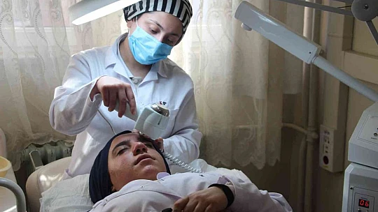 Elazığ'da öğrenciler okuyup meslek öğrenerek okul harçlıklarını çıkarıyor