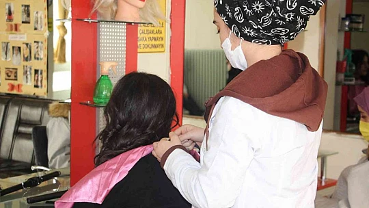 Elazığ'da öğrenciler okuyup meslek öğrenerek okul harçlıklarını çıkarıyor