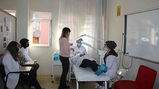 Elazığ'da öğrenciler okuyup meslek öğrenerek okul harçlıklarını çıkarıyor