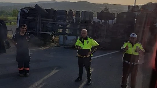 Elazığ'da oksijen yüklü tanker yan yattı: 1 yaralı