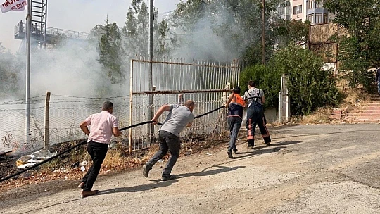 Elazığ'da okul şantiyesinde çıkan yangında konteynerler küle döndü