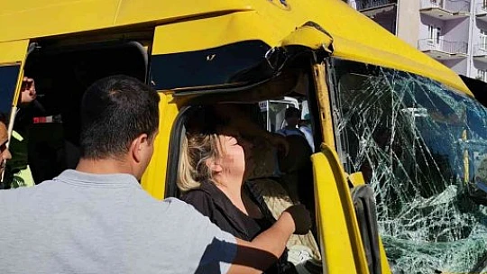 Elazığ'da okul servisi ile pikap çarpıştı: 4 yaralı