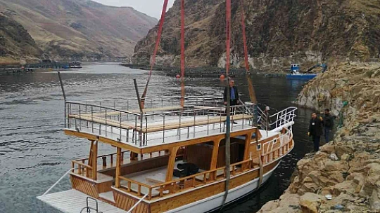 Elazığ'da onarımı tamamlanan gezi teknesi suya indirildi