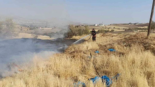 Elazığ'da ot yangını paniğe neden oldu