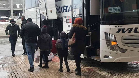 Elazığ'da otobüs seferlerinin açılmasıyla vatandaşlar otogara akın etti
