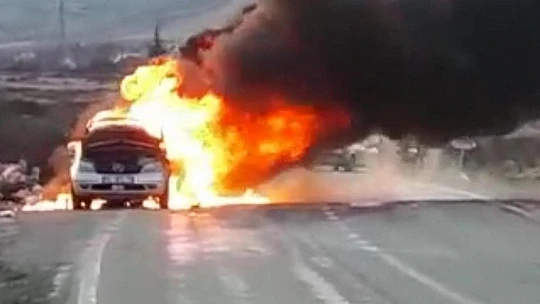 Elazığ'da otomobil alev alev yandı, patlama sesleri korkuttu