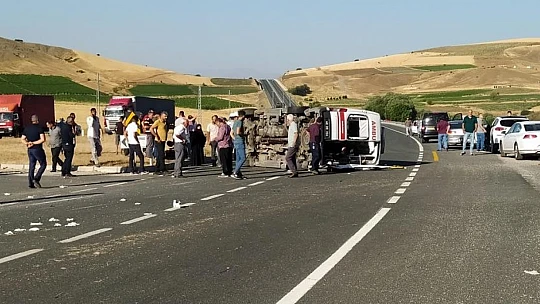 Elazığ'da otomobil ambulansa çarptı: 3 yaralı