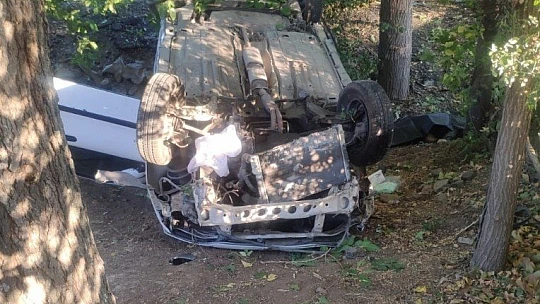 Elazığ'da otomobil bahçeye uçtu: 1 ölü, 2 yaralı