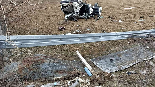 Elazığ'da otomobil bariyerlere çarparak takla attı: 6 yaralı