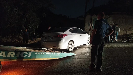 Elazığ'da otomobil direğe çarptı: 4 yaralı