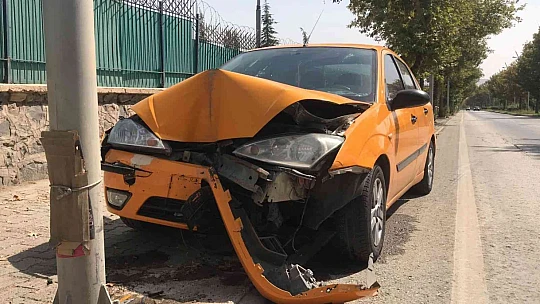 Elazığ'da otomobil direğe çarptı: 1 yaralı