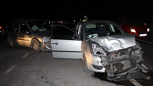 Elazığ'da otomobil ile hafif ticari araç çarpıştı