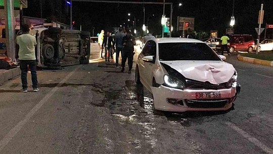 Elazığ'da otomobil ile hafif ticari araç çarpıştı: 3 yaralı