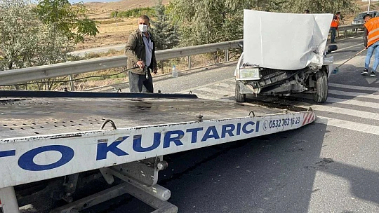 Elazığ'da otomobil kamyona çarptı: 1 yaralı