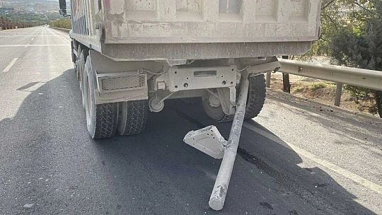 Elazığ'da otomobil kamyona çarptı: 1 yaralı