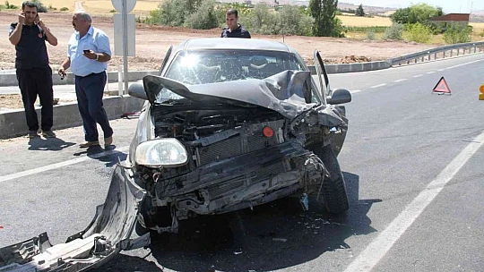 Elazığ'da otomobil kırmızı ışıkta duran araca çarptı: 5 yaralı