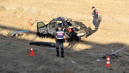 Elazığ'da otomobil şarampole yuvarlandı: 1 ölü, 2'si ağır 3 yaralı