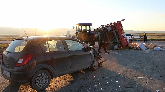 Elazığ'da otomobil traktöre çarptı: 4 yaralı
