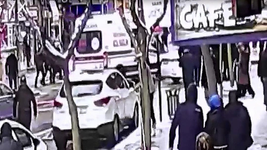 Elazığ'da otomobilin sepetli motosiklete çarpma anı kamerada