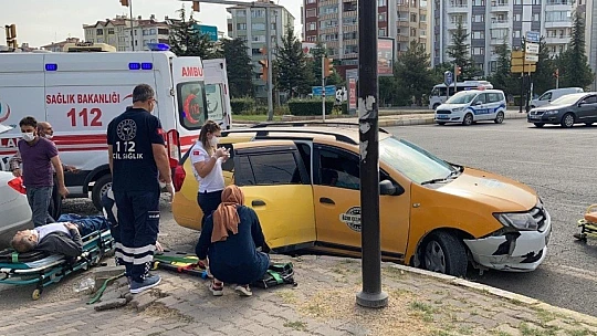 Elazığ'da otomobiller çarpıştı:2 yaralı