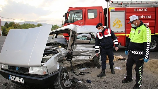 Elazığ'da otomobiller çarpıştı: 1 ölü, 2 yaralı