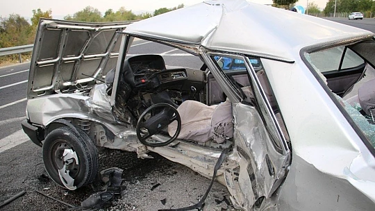 Elazığ'da otomobiller çarpıştı: 1 ölü, 2 yaralı