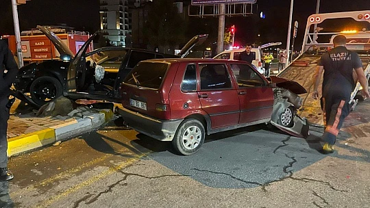 Elazığ'da otomobiller çarpıştı: 1 yaralı