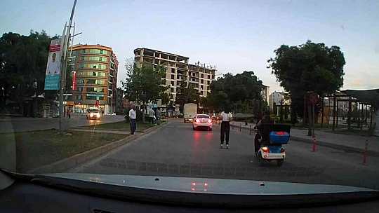 Elazığ'da patenli kızın tehlikeli yolculuğu