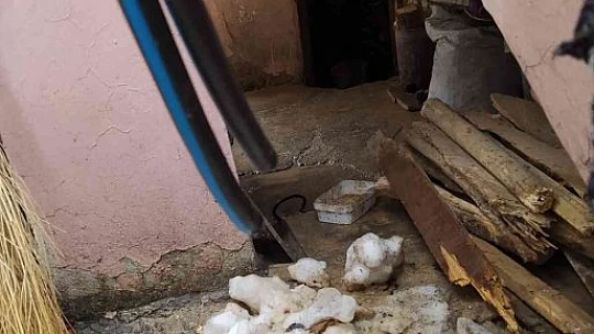 Elazığ'da patlayan boru nedeni ile evleri su bastı