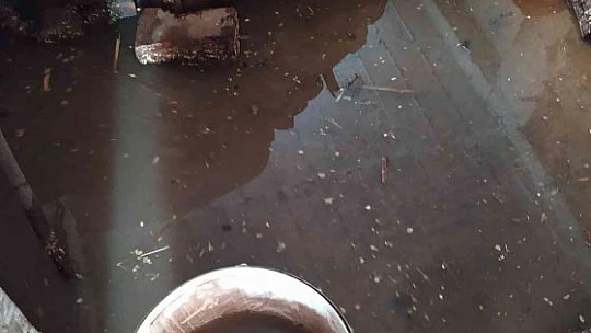 Elazığ'da patlayan boru nedeni ile evleri su bastı