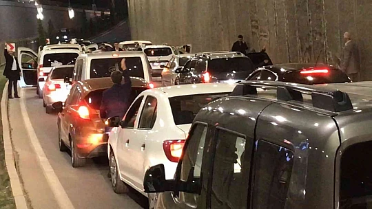 Elazığ'da pes dedirten görüntü, yolu kesip çiftetelli oynadılar