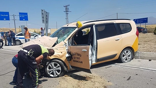 Elazığ'da pikap ile otomobil çarpıştı: 3 yaralı