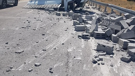 Elazığ'da pikap ile otomobil çarpıştı: 3 yaralı