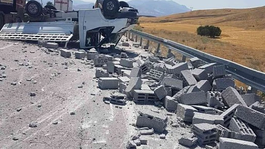 Elazığ'da pikap ile otomobil çarpıştı: 3 yaralı