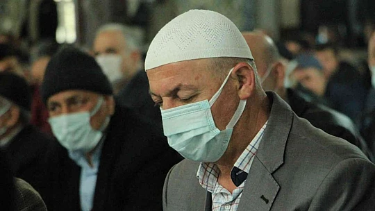 Elazığ'da Ramazan ayının ilk cuma namazında camiler doldu