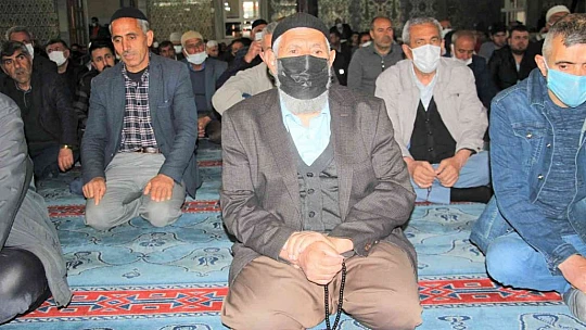 Elazığ'da Ramazan ayının ilk cuma namazında camiler doldu
