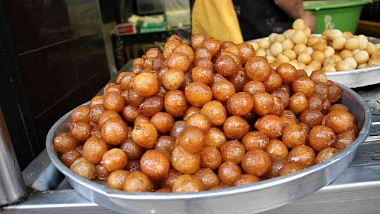 Elazığ'da Ramazan ayının vazgeçilmez tatlısı lokma, iftarda sofraları süslüyor