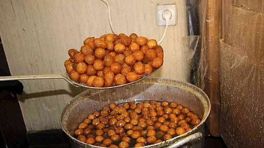 Elazığ'da Ramazan ayının vazgeçilmez tatlısı lokma, iftarda sofraları süslüyor
