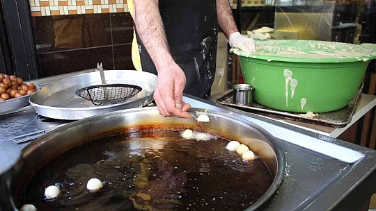 Elazığ'da Ramazan ayının vazgeçilmez tatlısı lokma, iftarda sofraları süslüyor